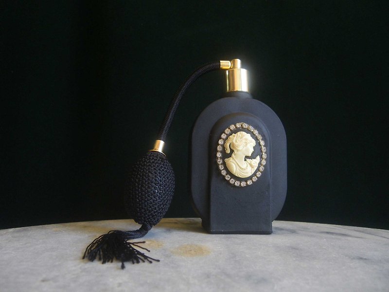 【昔】台湾製の初期のブラックガラスの香水瓶