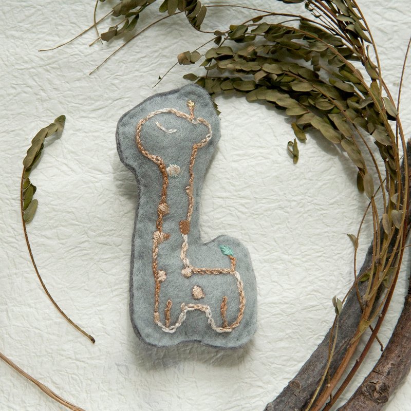 脖子長長的 長頸鹿別針 限量品］ - 胸針 - 繡線 灰色