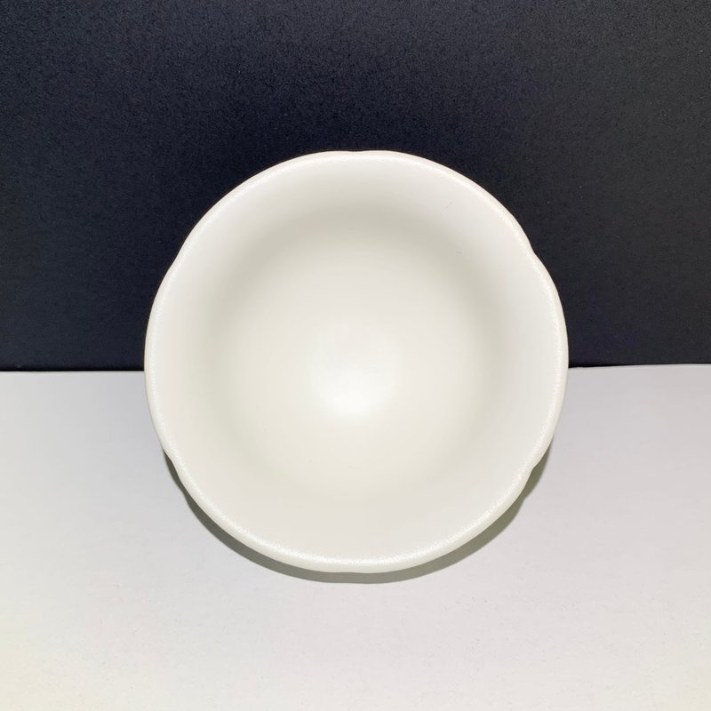純白汝窯迷你葵口杯 / 邱毓寧 / 鶯歌燒 / A80 - 茶壺/茶杯/茶具 - 瓷 白色