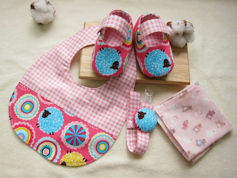 彩色棉羊彌月組-寶貝學步鞋+奶嘴鏈+圍兜+純棉小手帕 - 彌月禮盒 - 其他材質 粉紅色
