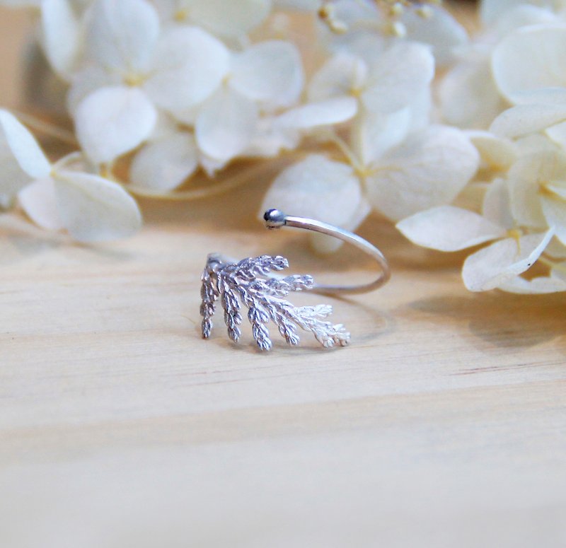 Plant Realism Series-Taiwan Cypress single leaf-925 sterling silver hand-made movable ring silver gift packaging - แหวนทั่วไป - โลหะ สีเงิน