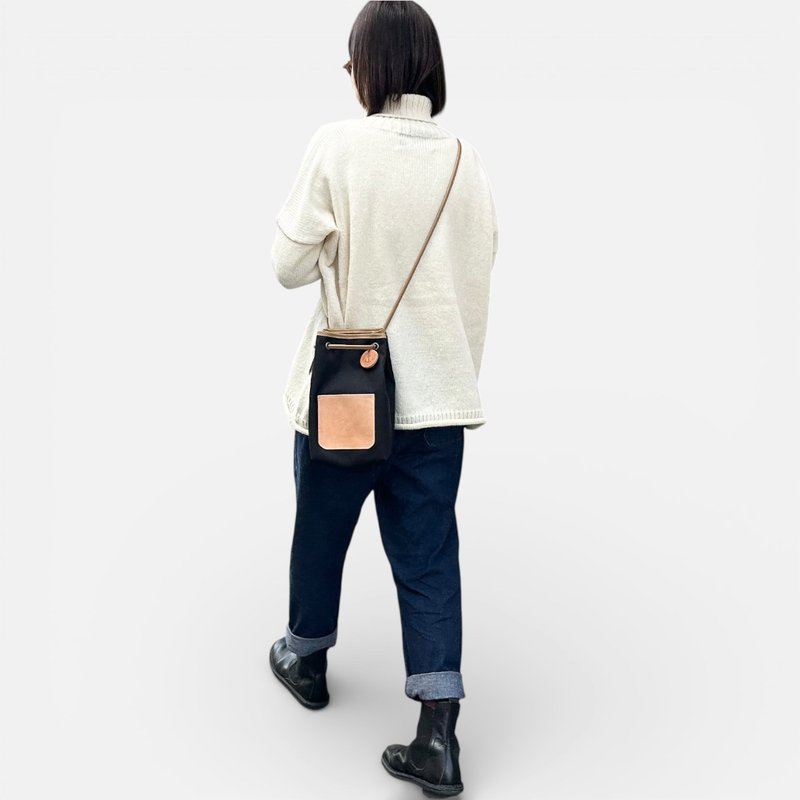 nico　ブラック×ベージュ　撥水加工ナイロン素材×イタリアンレザー巾着バッグ - ショルダーバッグ - ナイロン ブラック