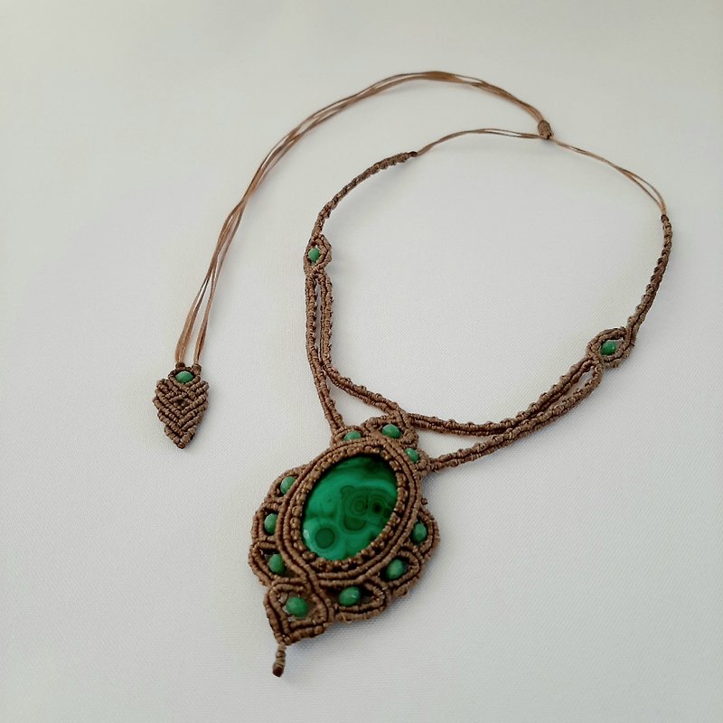 Macrame necklace with malachite for her - สร้อยคอ - งานปัก สีเขียว