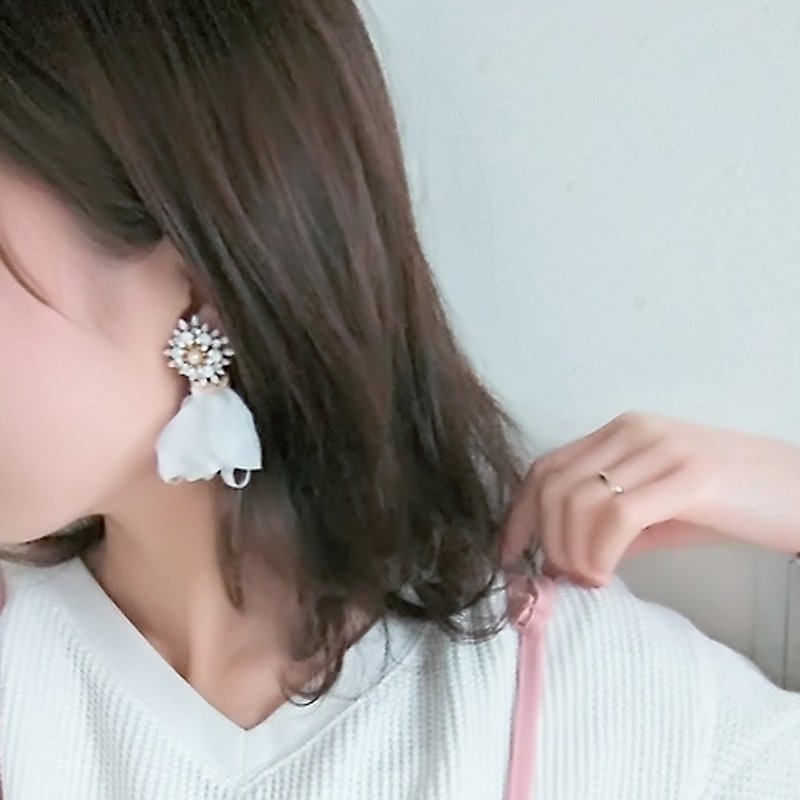 日本手工雪紡流蘇耳環-白色(耳針) - 耳環/耳夾 - 珍珠 白色
