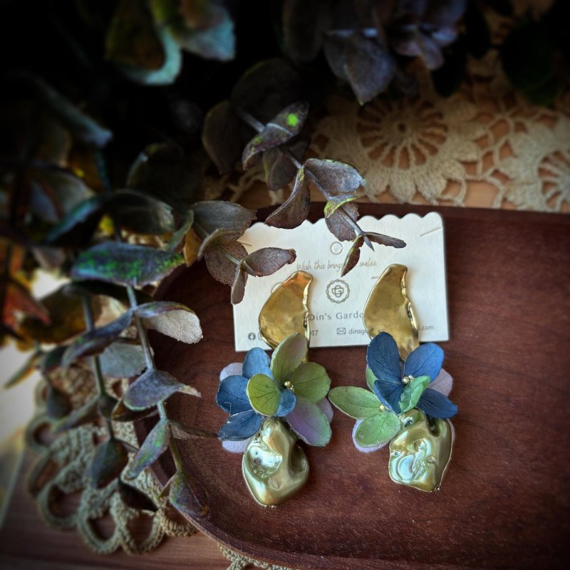 Bronze metal earrings with real hydrangeas - ต่างหู - พืช/ดอกไม้ สีเขียว