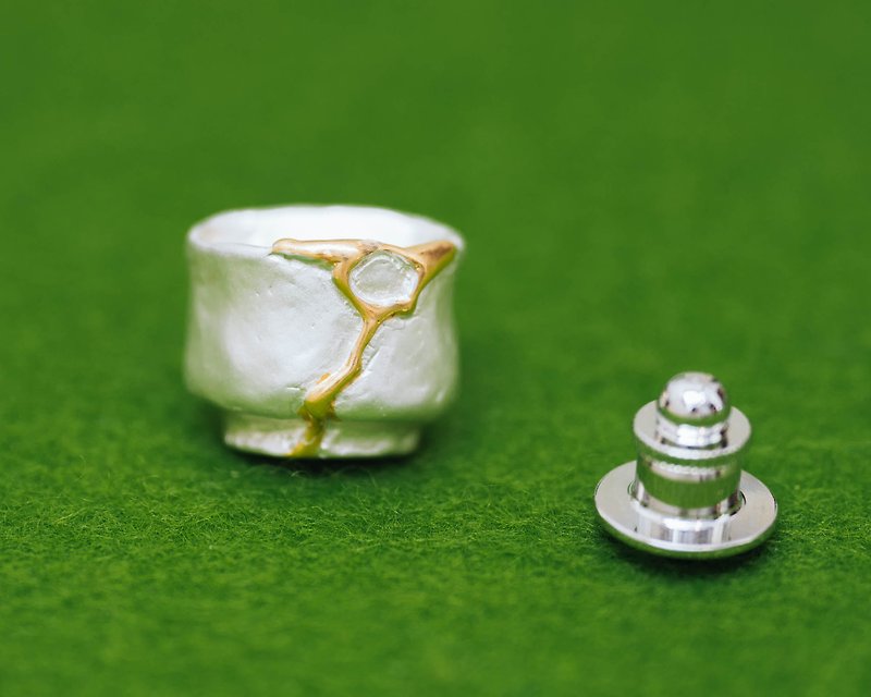 Kintsugi tea cup pin brooch  - golden repair - unisex gift - hypoallergenic - สร้อยคอ - เงิน สีเงิน