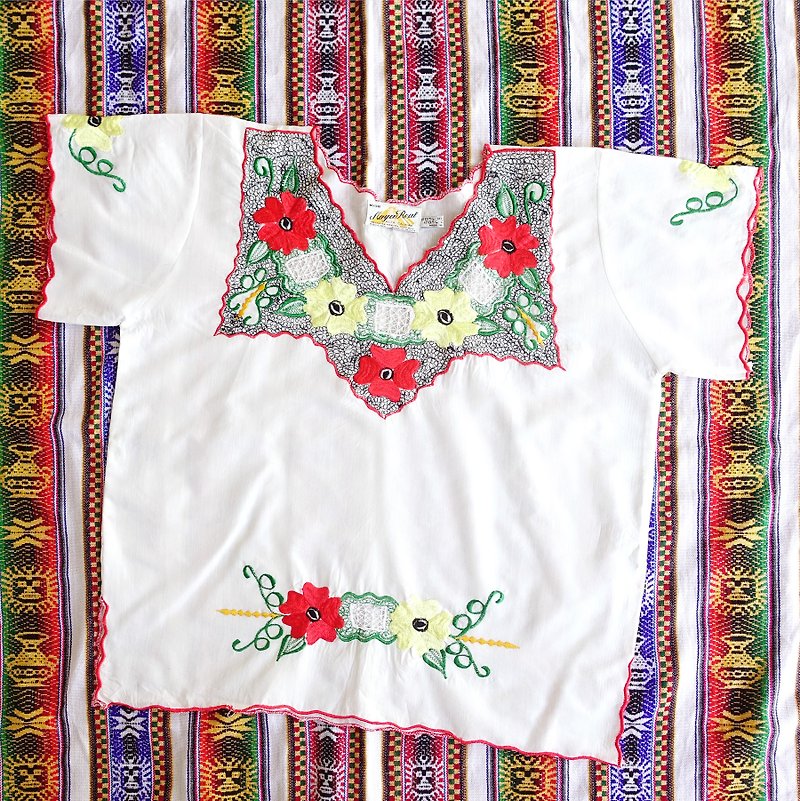 BajuTua /古著/墨西哥大紅花刺繡鏤空上衣 - 女裝 上衣 - 棉．麻 白色