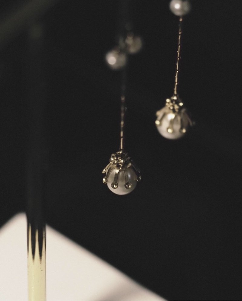 Triangle thin Bronze chain pearl earrings - ต่างหู - โลหะ สีทอง