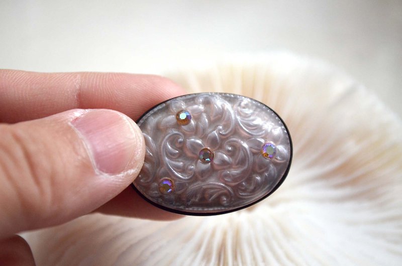 Purple resin amphibole shape brooch noble and elegant Japanese second-hand medieval jewellery old pieces vintage - เข็มกลัด - โลหะ สีทอง