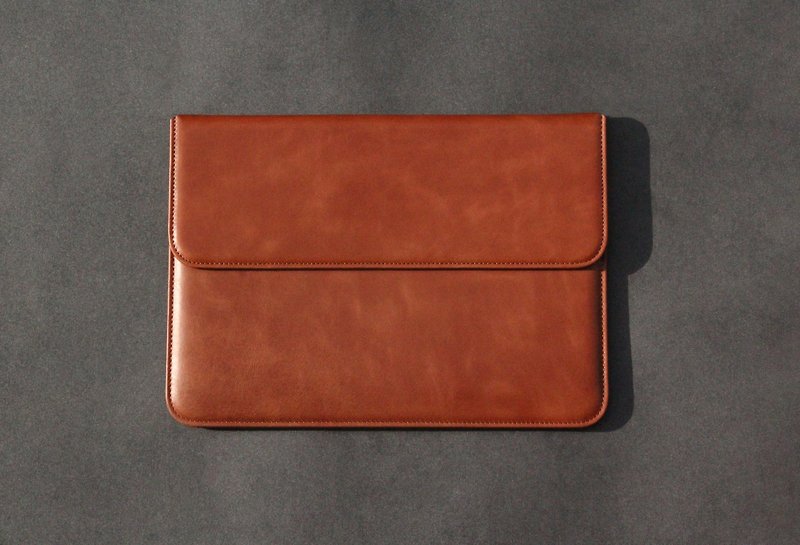UNIC Classic Flip Cover Macbook Leather Protective Case/Macbook Pro/Air [Customizable] - เคสแท็บเล็ต - หนังแท้ สีนำ้ตาล