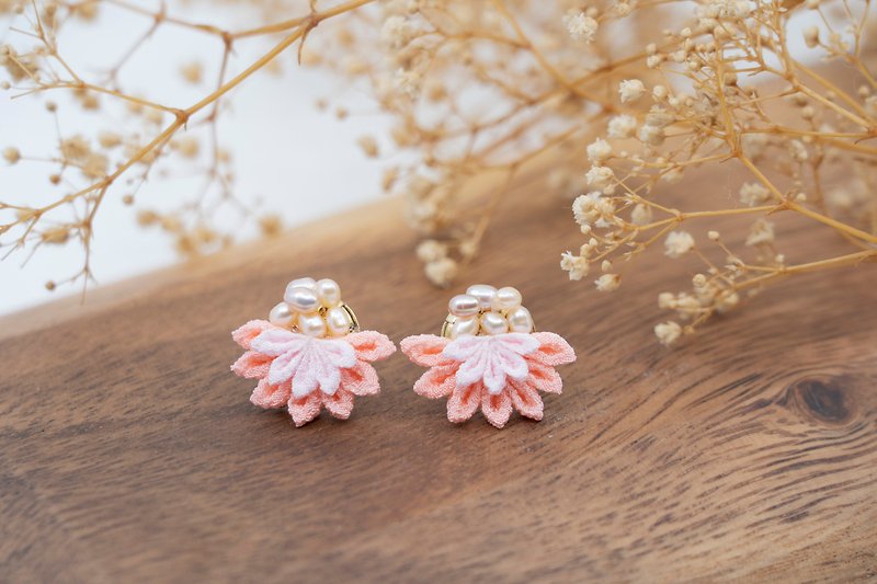 [紬つむぎ]つまみ细工/ Freshwater Pearl and Wind Cloth Earrings (Pink) - Earrings & Clip-ons - Other Man-Made Fibers Pink