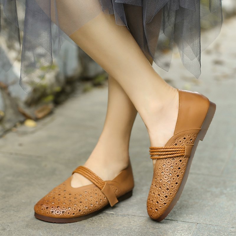 Yiwen hole shoes breathable sandals women braided sandals with Velcro buckle - รองเท้าบัลเลต์ - หนังแท้ สีนำ้ตาล