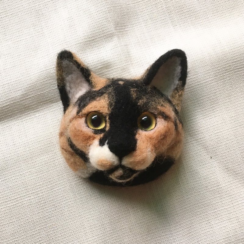 [Can be customized] Wool felt handmade realistic short-haired calico cat pin - Brooches - Wool Multicolor