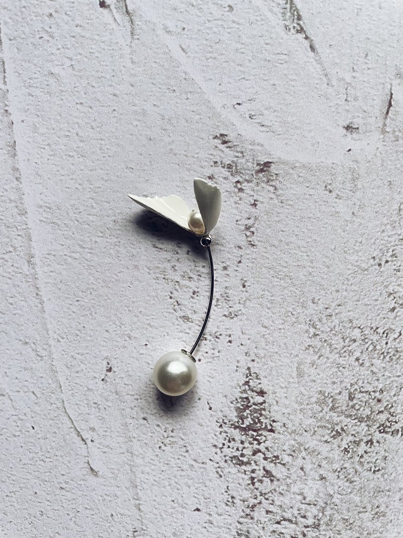 object b Butterfly Flower Pearl Earrings－White - ต่างหู - วัสดุอื่นๆ ขาว