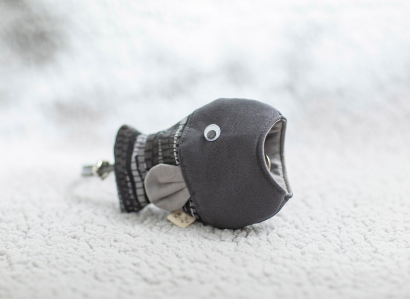 Bamboo bag key storage bag fish pendant hand-sewn classic gray scale fashion simple - Keychains - Cotton & Hemp Gray