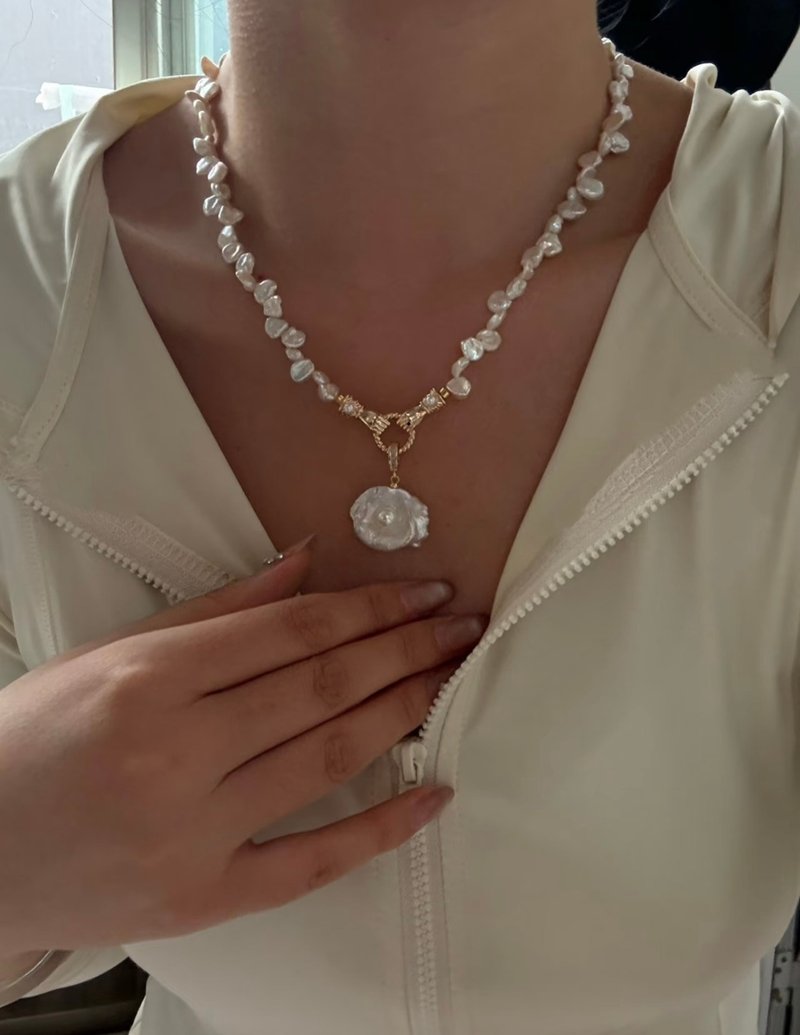 YuanPearl 天然バロック花びらパールデザインネックレス 一点物デザインの個性的なネックレス - ネックレス - 真珠 ホワイト