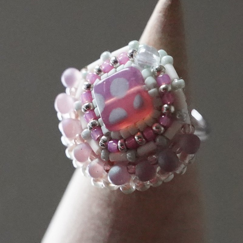 スカーフ留めにも おしゃべりな指輪129 フリーサイズ　ビーズ刺繍のリング　ドット　おおぶりリング - 戒指 - 玻璃 粉紅色