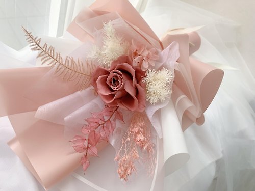 Preserved flower bouquet--strawberry milk (comes with bag and light string)  - Shop yunyuflower Dried Flowers & Bouquets - Pinkoi