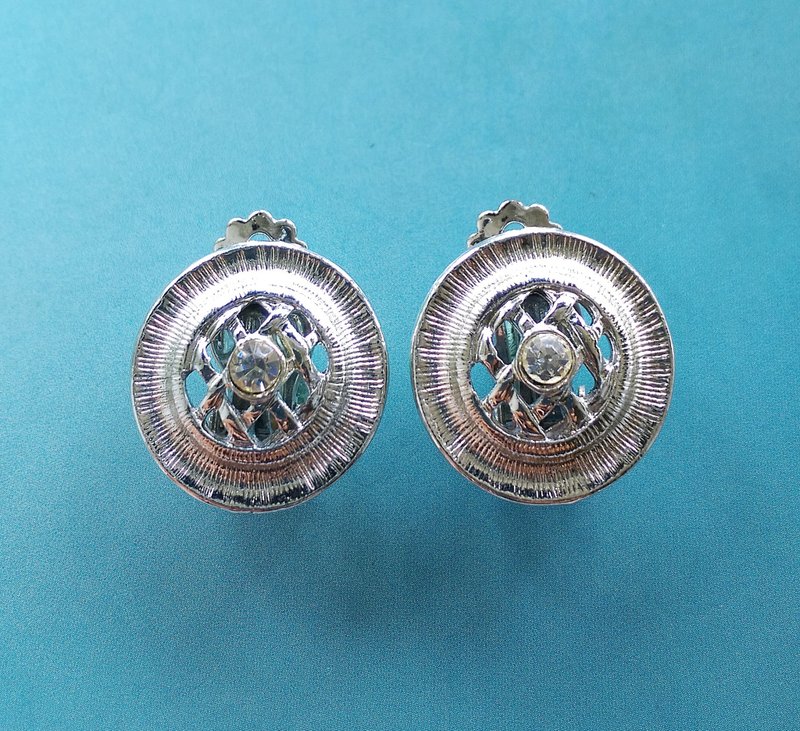 Vintage Jewelry 西洋古董飾品 銀色調 白鑽簍空 圓格 夾式耳環 - 耳環/耳夾/耳骨夾 - 其他金屬 銀色