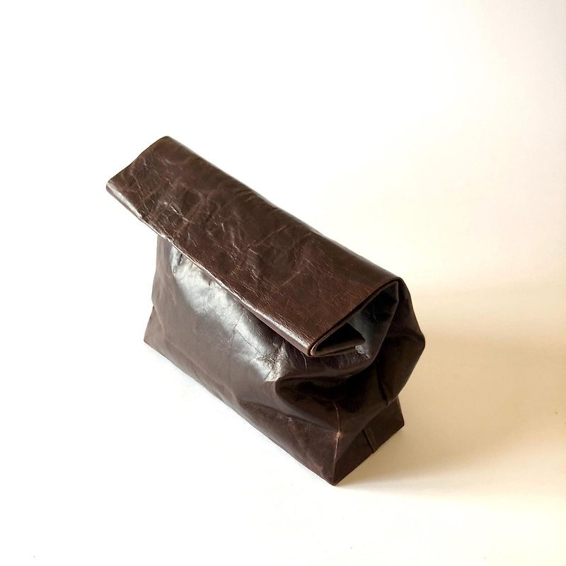 KAMIBUKURO (paper bag) large Made of domestic genuine cowhide Dark Brown - กระเป๋าคลัทช์ - หนังแท้ สีนำ้ตาล