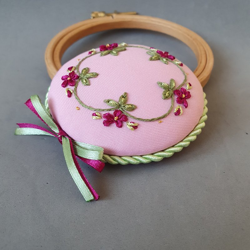 針墊 Pink pin cushion pillow ribbon embroidery - 編織/刺繡/羊毛氈/縫紉 - 繡線 粉紅色