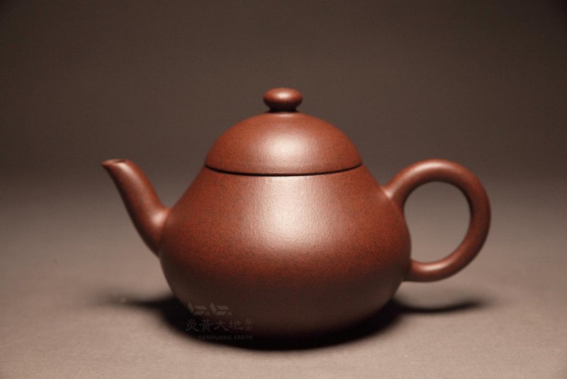 [Pear Shape 6] Fat Boss Longshan Tang Ji Lao Black Star Earth Ancient Method Purely Handmade Copying Ancient Series 190cc - Teapots & Teacups - Pottery Brown