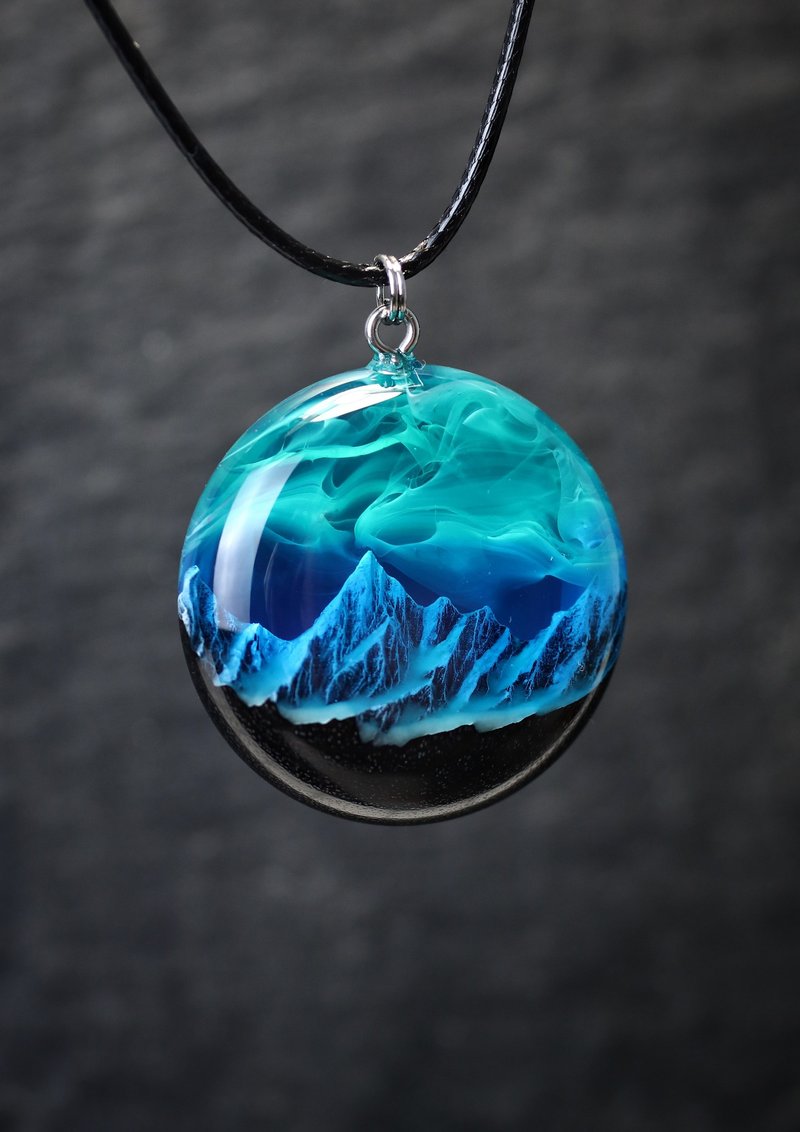 Wood resin pendant Aurora borealis Glow in the dark Northern lights - Necklaces - Wood Multicolor