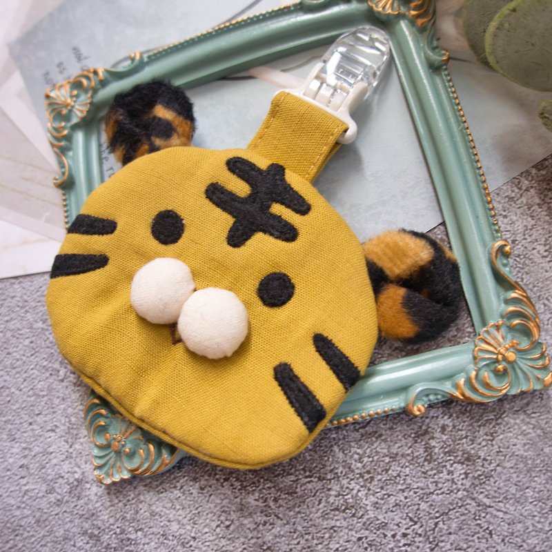 Handmade tiger peace charm bag Airtag/GOGORO protective cover can be customized name embroidery sachet - ซองรับขวัญ - ผ้าฝ้าย/ผ้าลินิน สีส้ม