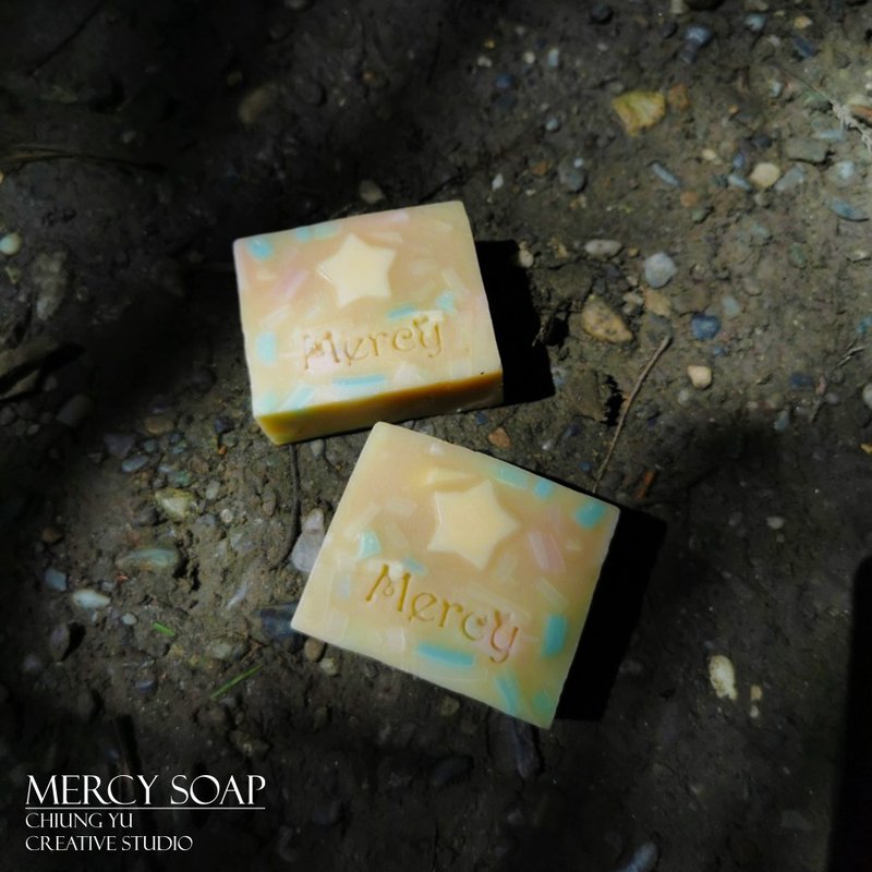 Sweet Bee Honey Laurel Essential Oil Handmade Soap///Two-piece gift box set - สบู่ - วัสดุอื่นๆ 