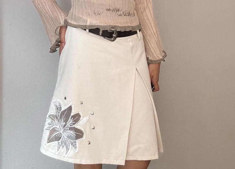 Chinese retro autumn and winter new Chinese lily heavy embroidery low waist skirt - Skirts - Other Materials White