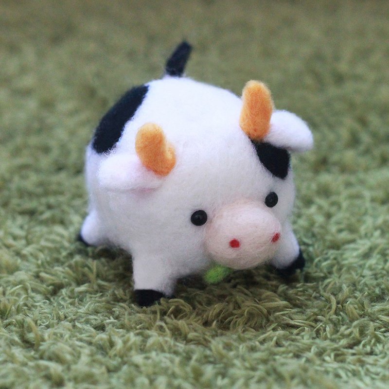 Chubby cow wool felt key ring kit (with video instruction) - Knitting, Embroidery, Felted Wool & Sewing - Wool White