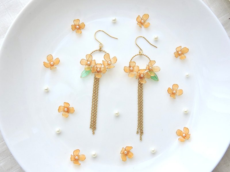 Osmanthus dangling earrings/ Clip-On Osmanthus - ต่างหู - เรซิน สีส้ม