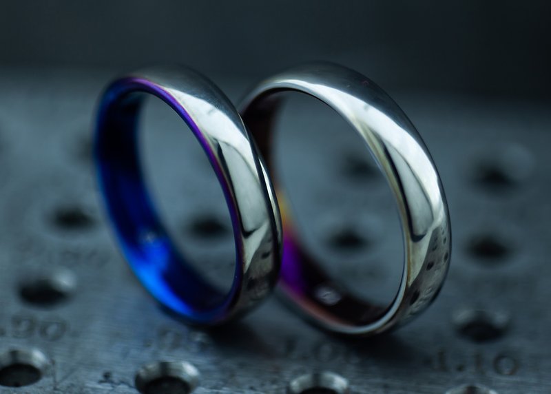 Classic Wedding Rings - Plain Arc-shaped Titanium Rings with Anodization - 戒指 - 其他金屬 多色