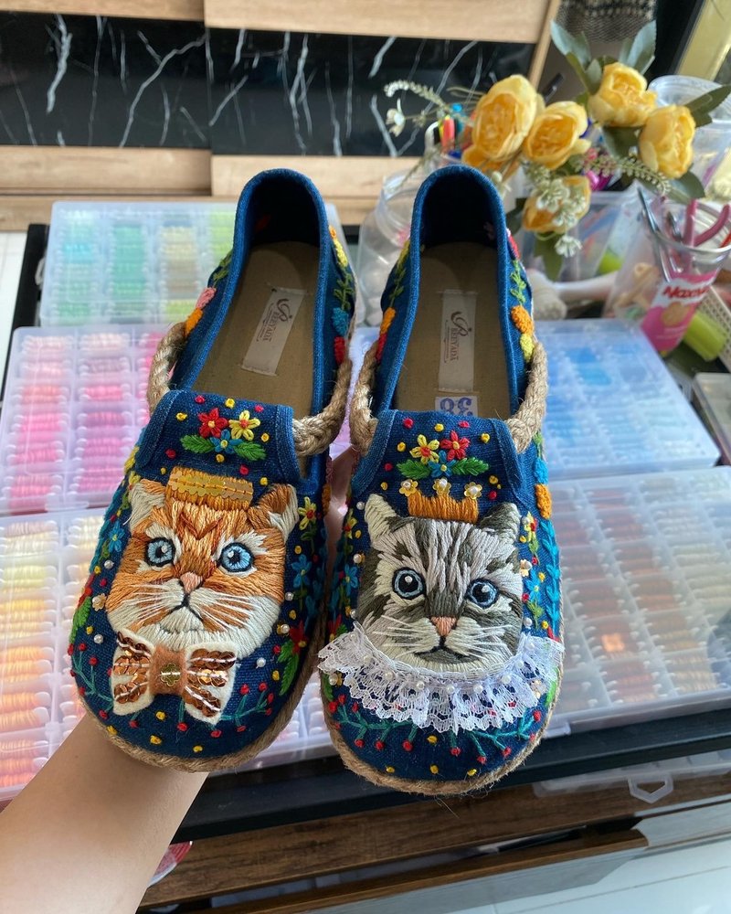 Handmade shoes with hand embroidery. - รองเท้าส้นสูง - งานปัก 