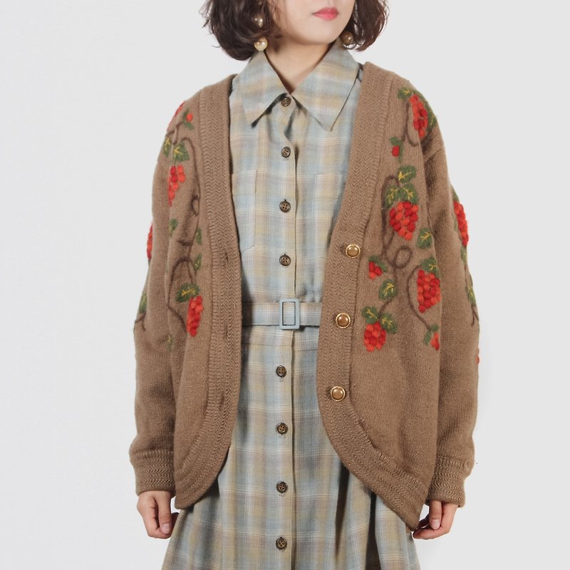 [Egg plant ancient] grape farm three-dimensional line embroidery vintage cardigan sweater coat - Women's Sweaters - Wool Brown