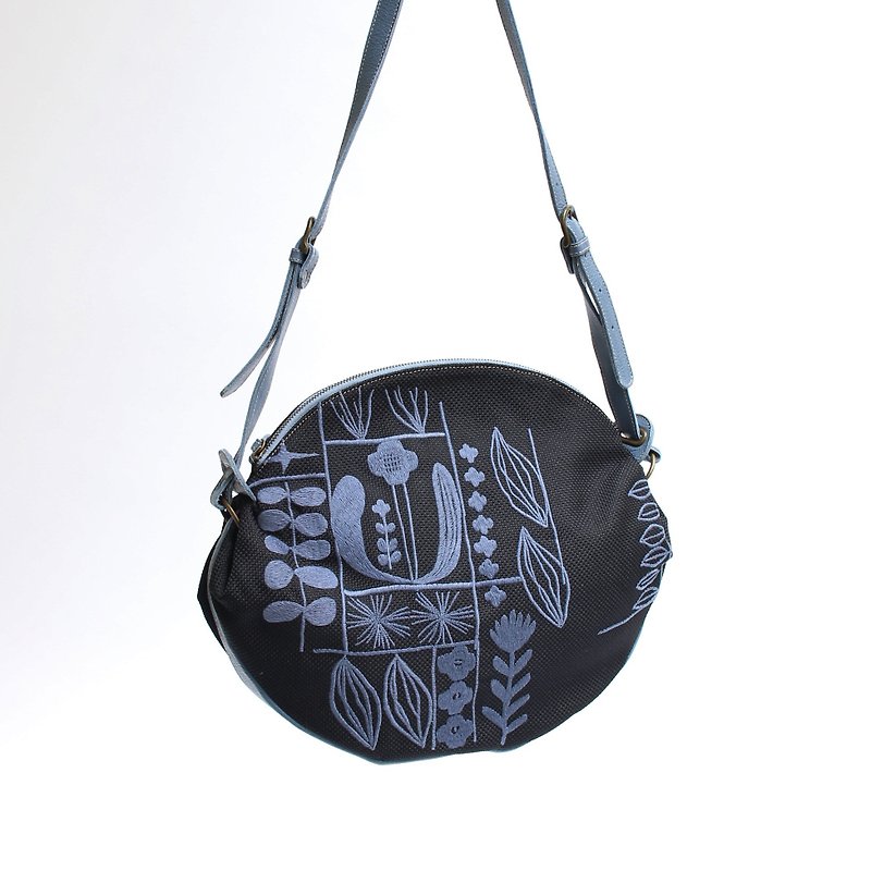 Flower garden embroidery / shoulder bag - กระเป๋าแมสเซนเจอร์ - หนังแท้ สีดำ