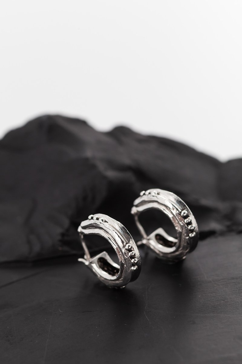 Ma Lai Tao earring - 耳環/耳夾 - 其他金屬 銀色
