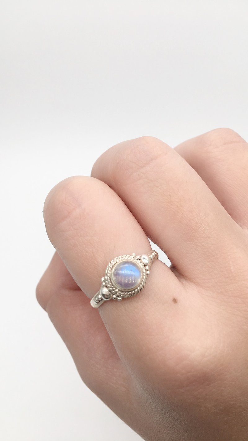 月光石925純銀典雅款戒指 尼泊爾手工鑲嵌製作-圓形月光石 - 戒指 - 寶石 藍色