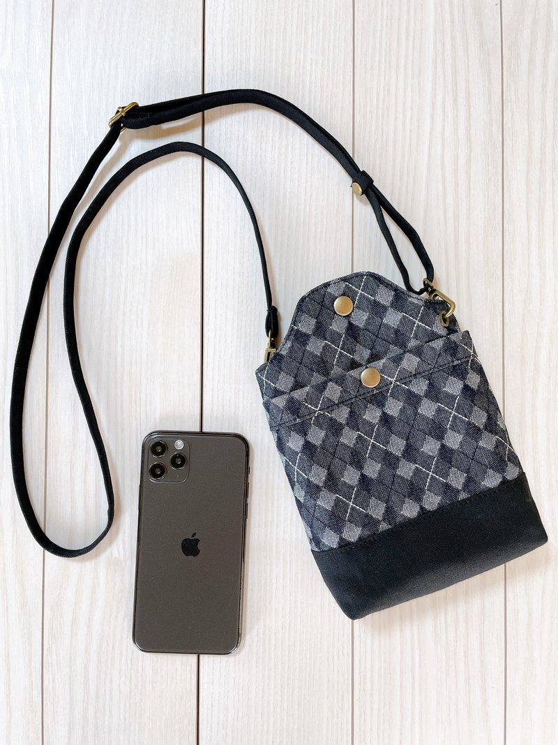 Okayama Denim Kurashiki Canvas Bicolor Smartphone Pochette Smartphone Shoulder Smartphone Pouch Argyle Pattern Denim × Black - กระเป๋าแมสเซนเจอร์ - ผ้าฝ้าย/ผ้าลินิน สีดำ