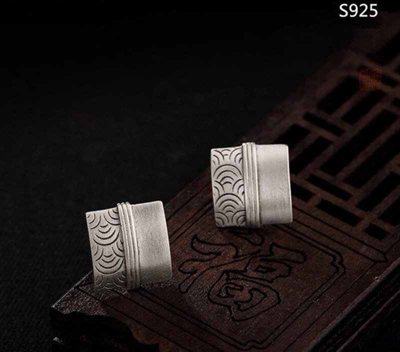 Real S 925 Sterling Silver Jewelry Handmade Women Engraved Totem Studs Earrings - ต่างหู - เงินแท้ สีเงิน