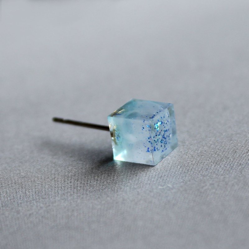 Clear Blue Earrings [ The Riverboat Song / 524 ] Single Stud / transparent resin / glitter - ต่างหู - วัสดุอื่นๆ สีน้ำเงิน