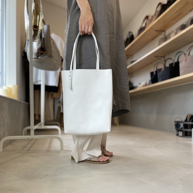 [2024 resale] 2WAY handle A4 size cow shrink leather tote bag [white] - Handbags & Totes - Genuine Leather White