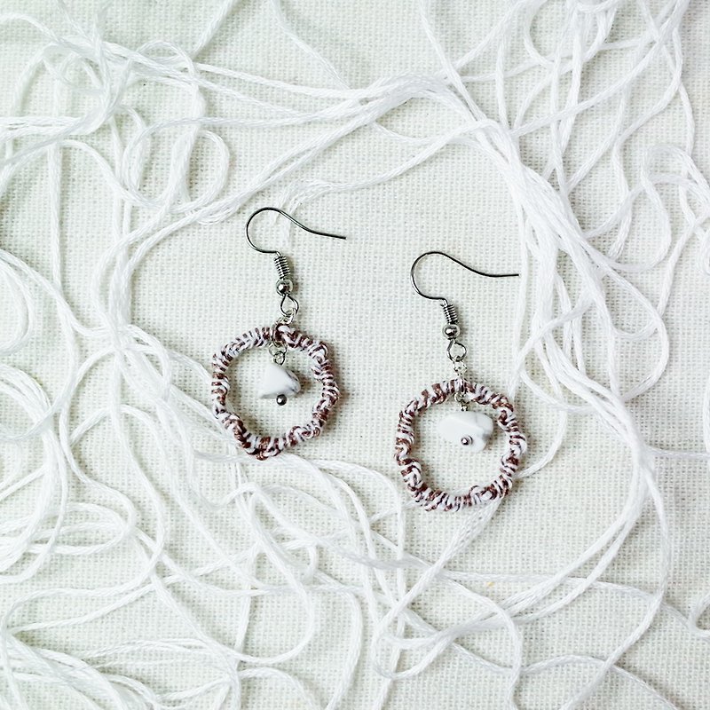 Hand-knitted earrings twist white turquoise Clip-On/ear hook - ต่างหู - งานปัก ขาว