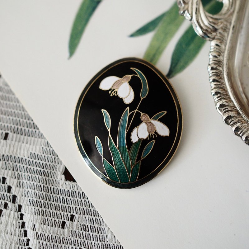 1980 British cloisonné oval white snowdrop metal brooch/pin - เข็มกลัด - โลหะ สีดำ