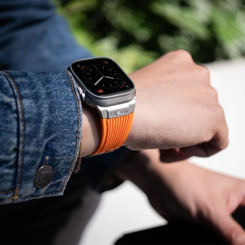 ESSENTIALS | 尚品液態硅膠錶帶 for Apple Watch  44/45/46/49 - 錶帶 - 橡膠 橘色