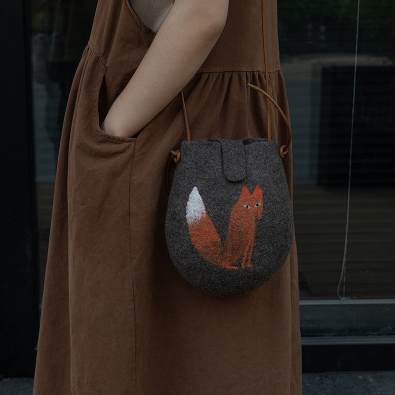 Keren wool felt one-shoulder diagonal fox bag literary women's bag handmade retro mobile phone bag universal women's bag gift - Messenger Bags & Sling Bags - Wool 