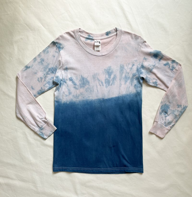 Sunset Beach Long sleeve TEE Mud dyed indigo dyed MUD dyed shibori blue - เสื้อยืดผู้หญิง - ผ้าฝ้าย/ผ้าลินิน สีน้ำเงิน