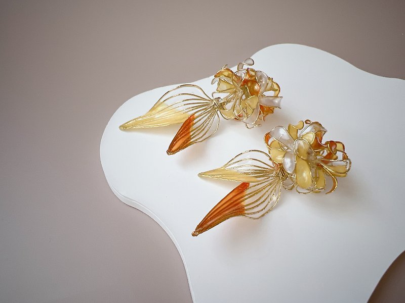 Roaming orange fish pendant type resin earrings - ต่างหู - เรซิน สีส้ม