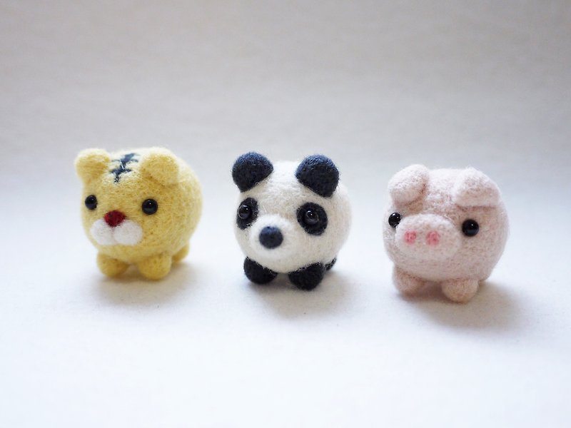 Petwoolfelt - Needle-felted Tiger/Panda/Pig accessories - พวงกุญแจ - ขนแกะ หลากหลายสี