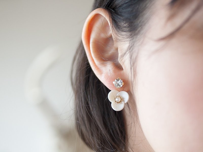 Bijou and flower backcatch earrings / earring / pearl - Earrings & Clip-ons - Glass White